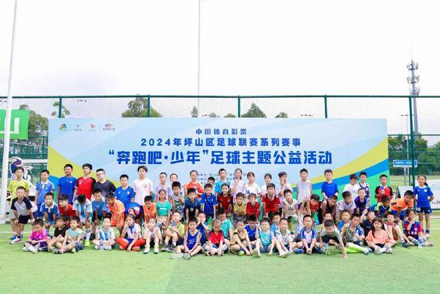 中国男篮动态新变化！2名球员离队1人回归，阵容调整迎接挑战